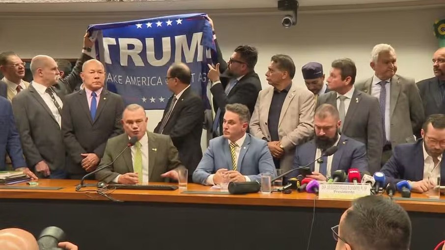 Bandeira de Trump na Câmara Bandeira de Trump na Câmara