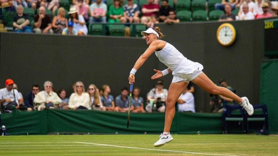 Bia Haddad sofre apagão, perde para húngara e deixa Wimbledon
