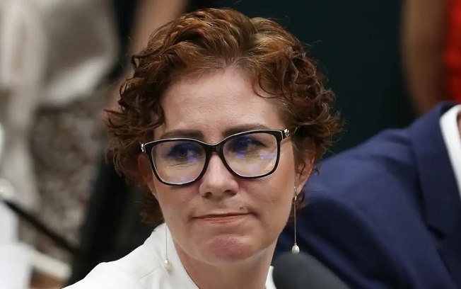 Mesmo foragida, Carla Zambelli mantém apartamento funcional da Câmara dos Deputados Mesmo foragida, Carla Zambelli mantém apartamento funcional da Câmara dos Deputados