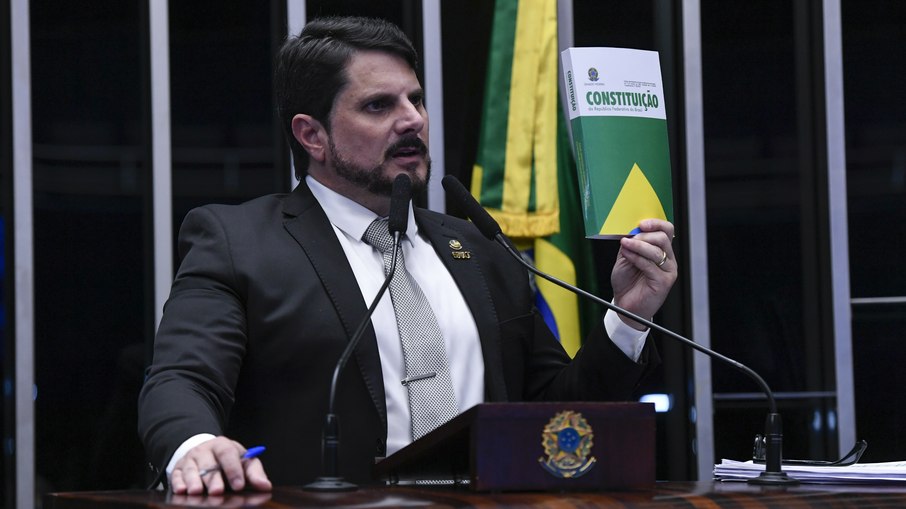 O senador embarcou usando o passaporte diplomático, que deveria ter sido apreendido pela Polícia Federal há quase um ano