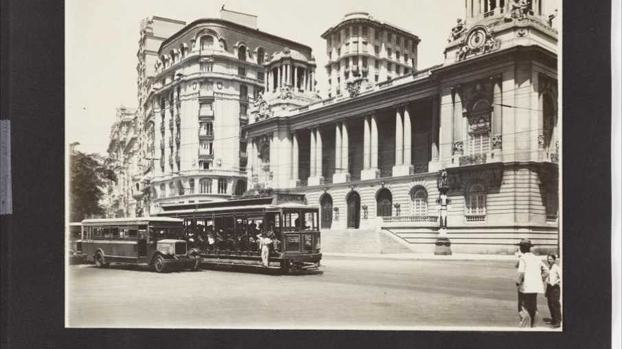 Bonde e ônibus em frente ao Palácio Pedro Ernesto