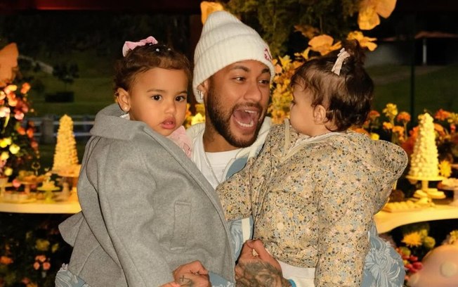 Princesinhas do papai: Neymar posta foto com Mavie e Helena em aniversário Princesinhas do papai: Neymar posta foto com Mavie e Helena em aniversário