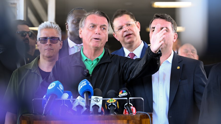 Bolsonaro afirmou que Eduardo está no Capitólio conversando com pessoas próximas a Trump e trabalhando pela Bolsonaro afirmou que Eduardo está no Capitólio conversando com pessoas próximas a Trump e trabalhando pela