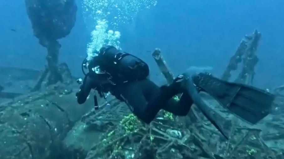 Mergulhadores encontraram o navio. Mergulhadores encontraram o navio.