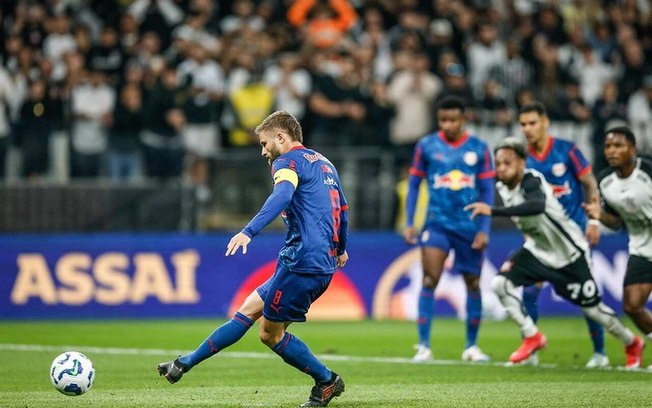 Sasha converteu a cobrança e abriu o placar para o Bragantino em Itaquera Sasha converteu a cobrança e abriu o placar para o Bragantino em Itaquera