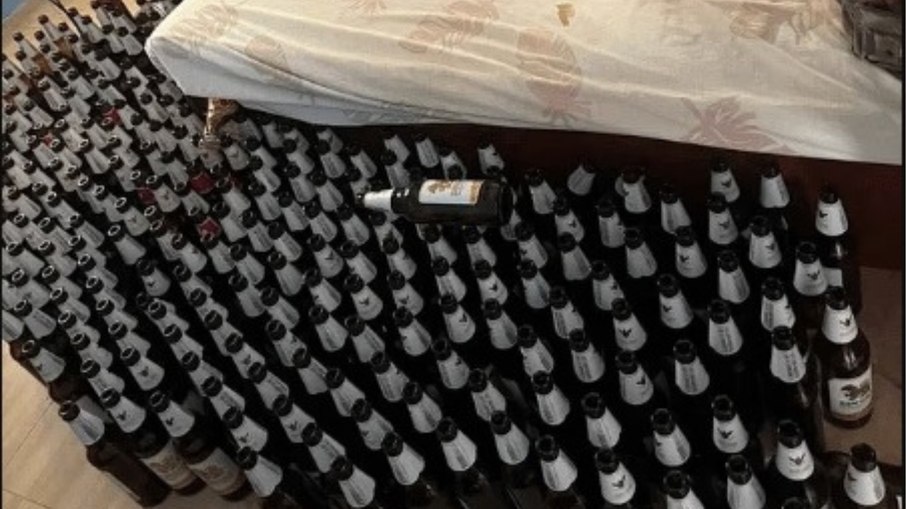 Homem morre após passar um mês só bebendo cerveja Homem morre após passar um mês só bebendo cerveja