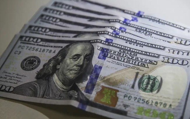 Após anúncio de tarifa dos Estados Unidos, Ibovespa recua e dólar dispara Após anúncio de tarifa dos Estados Unidos, Ibovespa recua e dólar dispara