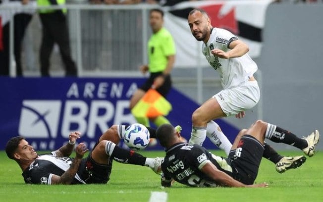Cabral deixa os jogadores do Vasco estirados no gramado e abre o placar Cabral deixa os jogadores do Vasco estirados no gramado e abre o placar