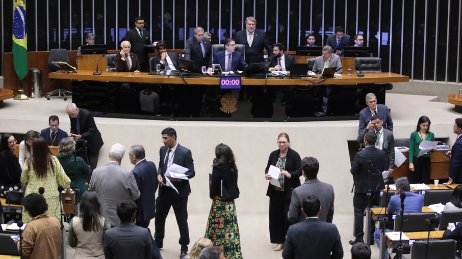 Ao contrário da Câmara, a pauta do Senado inclui poucos projetos e, em sua maioria, propostas de baixo interesse Ao contrário da Câmara, a pauta do Senado inclui poucos projetos e, em sua maioria, propostas de baixo interesse