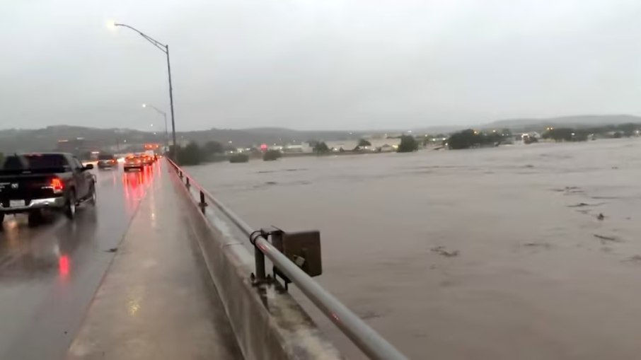 Enchente atinge a cidade Kerrville Enchente atinge a cidade Kerrville