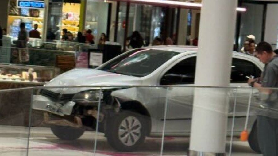 Homem invade shopping de carro em Goiânia Homem invade shopping de carro em Goiânia