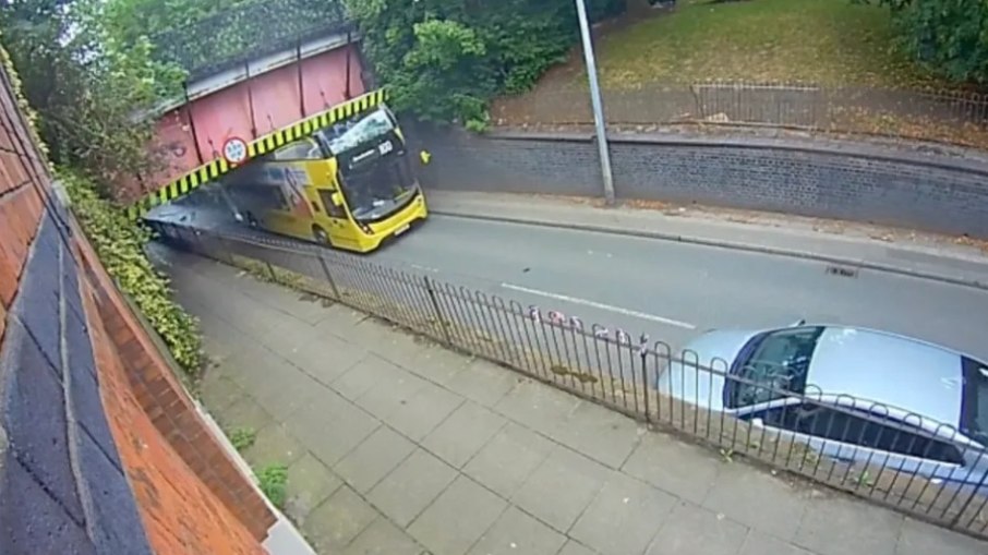 Vídeo mostra passageira arremessada após ônibus bater em ponte Vídeo mostra passageira arremessada após ônibus bater em ponte