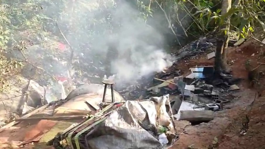 Área em que os dois corpos foram encontrados, ainda com foco de incêndio Área em que os dois corpos foram encontrados, ainda com foco de incêndio