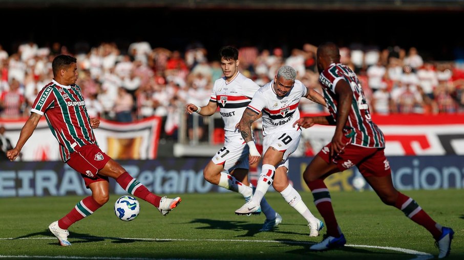 Sâo Paulo vence o Fluminese e amplia boa fase no Brasileiro Sâo Paulo vence o Fluminese e amplia boa fase no Brasileiro