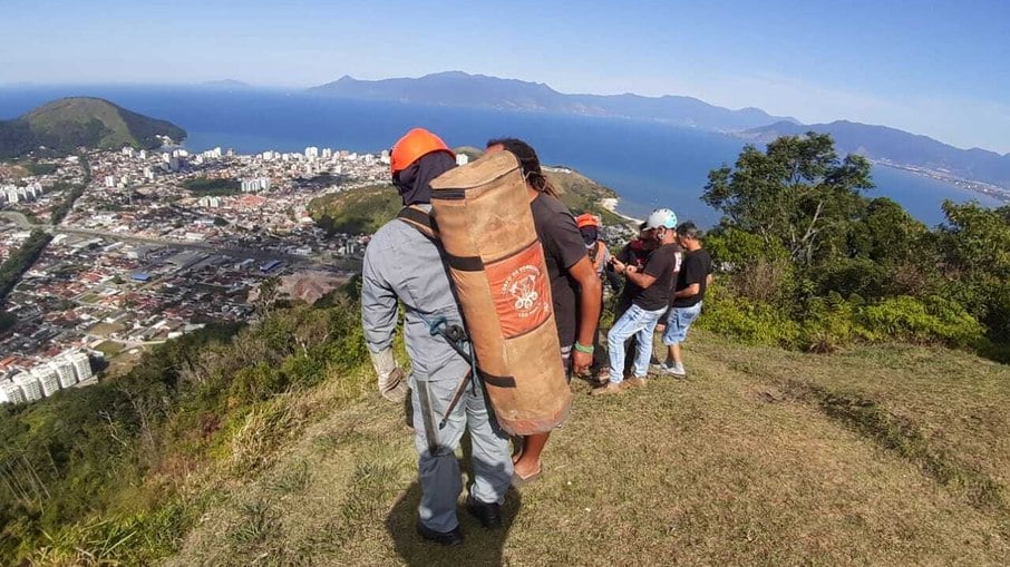 Equipe do Corpo de Bombeiros de Caraguatatuba foi acionada por volta das 13h03min Equipe do Corpo de Bombeiros de Caraguatatuba foi acionada por volta das 13h03min