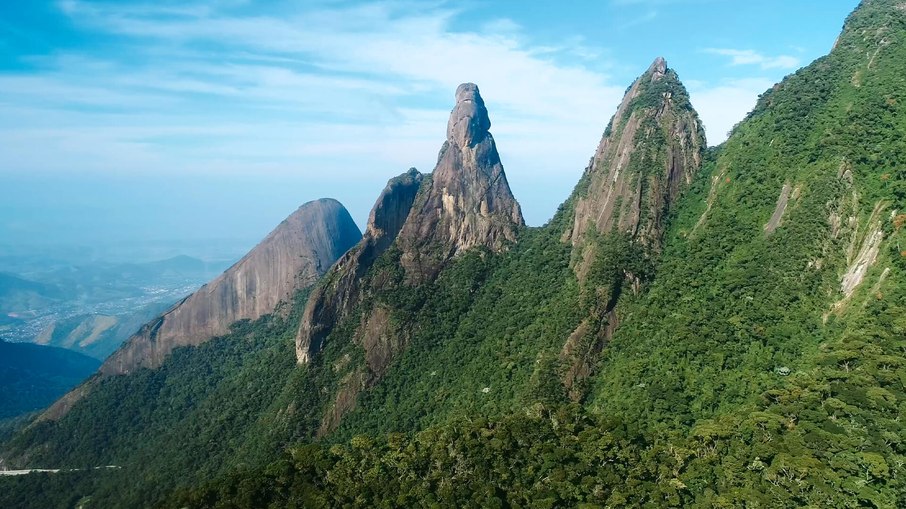 A Pedra do Sino, na Serra dos Órgãos, tem até 2.275 metros de altura