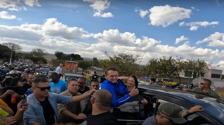 Jair Bolsonaro chega à motociata, em Brasília Jair Bolsonaro chega à motociata, em Brasília