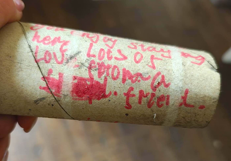 Mulher encontra bilhete fofo escrito por menina em papel higiênico há 35 anos Durante uma reforma Charlotte encontrou o bilhete escrito num rolo de papel higiênico, em Nottingham, na Inglaterra. Ele foi escrito por uma menina há 35, que agora foi localizada. - Foto: Charlotte England-Black / SWNS