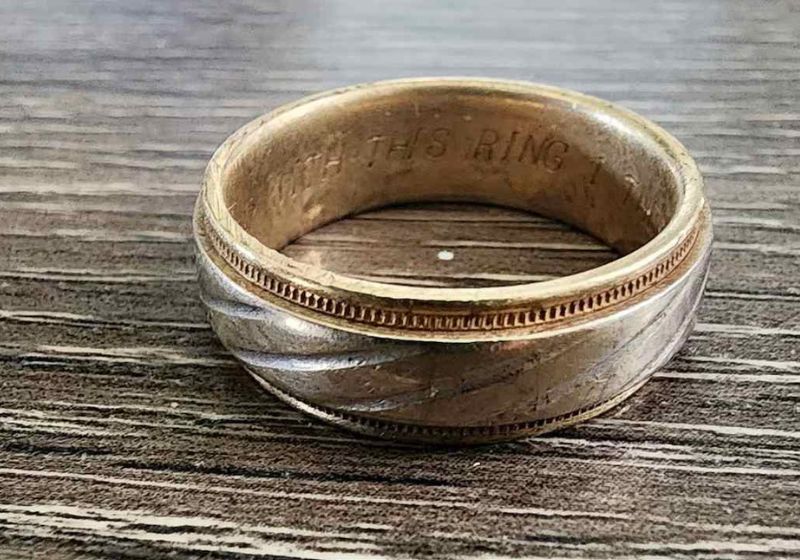 Bilhete faz casal devolver aliança de casamento perdida há 15 anos A aliança de casamento perdida há 15 anos foi encontrada e devolvida graças a um bilhete encontrado na fazenda onde ela desapareceu, na Virgínia (EUA). - Foto: Wayne Corprew