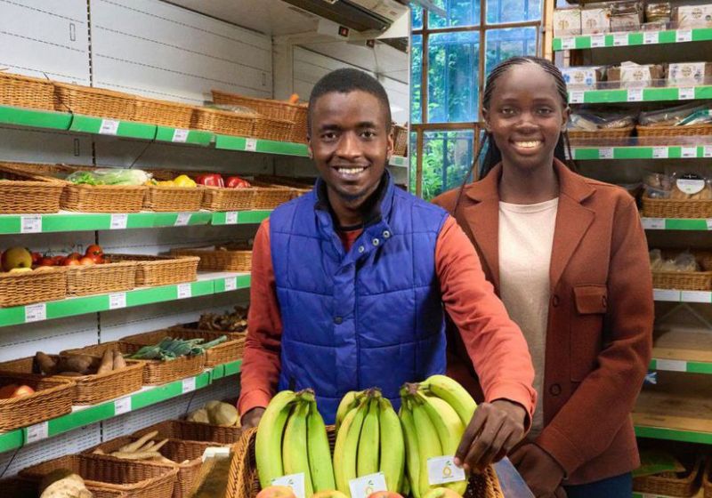 Sachê natural faz frutas durarem até 30 dias; jovens inventores ganharam prêmio Os jovens inventores da Uganda, Samuel e Sandra, criaram o sachê natural que aumenta a vida útil de frutas em até 30 dias. - Foto: EPO