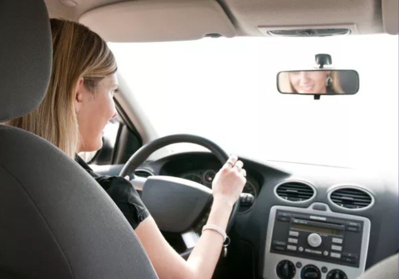 Uber: mulheres poderão viajar com motoristas femininas para evitar assédio Depois de países da Europa, a Uber vai começar a testar nos EUA a novidade de passageiras mulheres poderem escolher motoristas femininas para viajar. Foto: Martinan/Thinkstock
