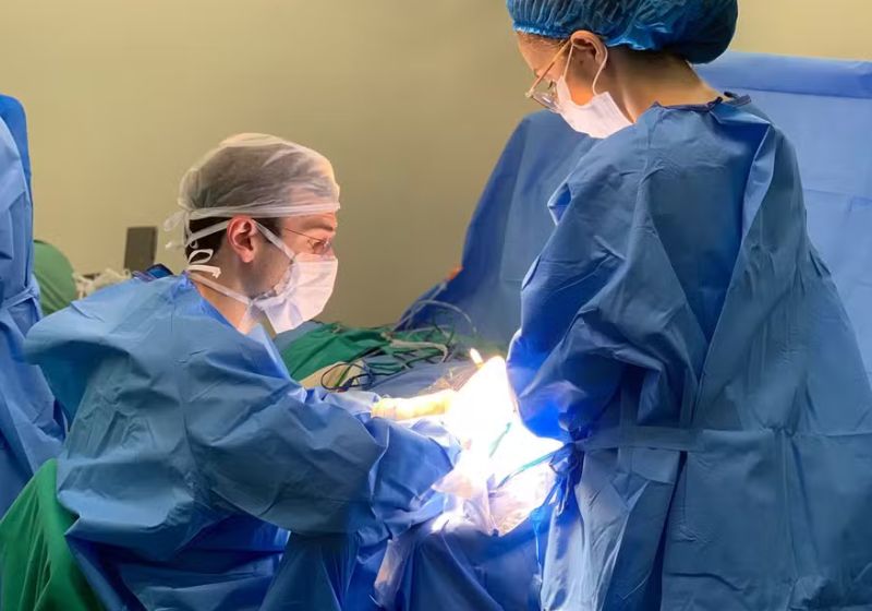 Homem surdo há 2 décadas volta a escutar após cirurgia inédita no RS A cirurgia feita em Porto Alegre (RS), implantou eletrodos na base do crânio do paciente. Meses depois, o homem surdo volta a escutar após mais de 20 anos. - Foto: Divulgação/ Hospital Moinhos de Vento