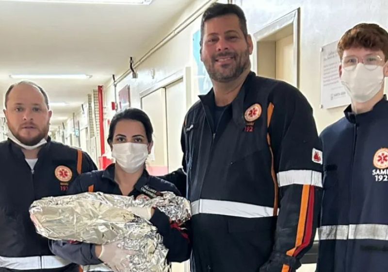 Profissionais do SAMU salvam bebê que nasceu com cordão umbilical enrolado no pescoço A equipe do SAMU de Montes Claros (MG), que salvou um bebê com parada respiratória. Ele estava com o cordão umbilical enrolado no pescoço. - Foto: divulgação/SAMU-MG