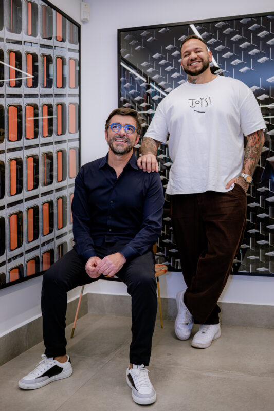 Fotógrafo Celso Junior reabre galeria em noite de coquetel no Lago Sul