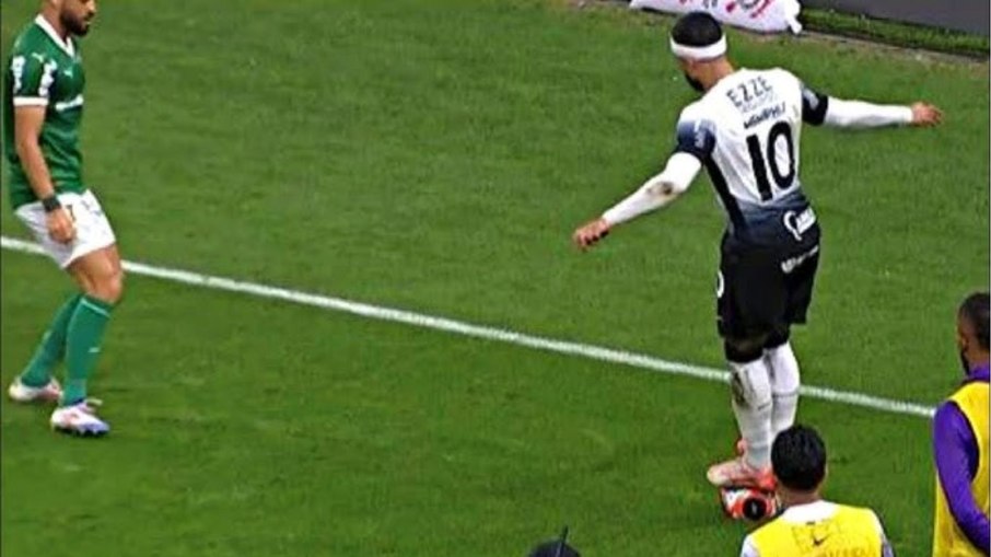 Memphis Depay subiu na bola na final do Paulistão de 2025
