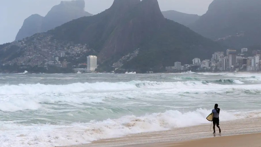 Dentre os efeitos da ressaca, vias foram interditadas no Leblon e na Zona Oeste