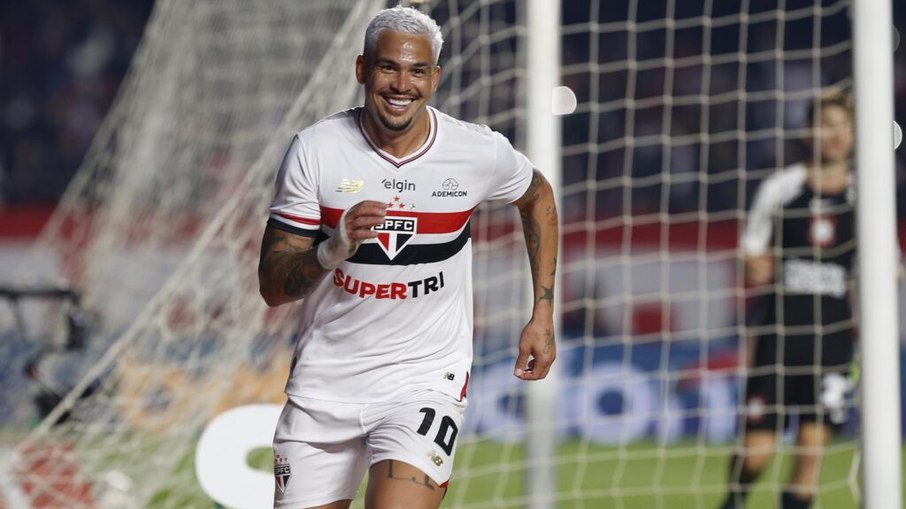 Luciano garante vitória contra Corinthians e amplia invencibilidade Luciano garante vitória contra Corinthians e amplia invencibilidade