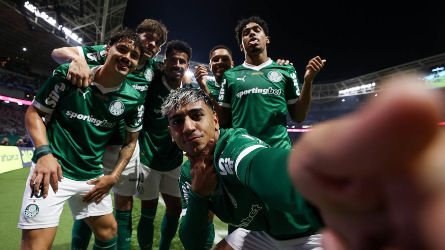 Facundo Torres, do Palmeiras, comemora gol contra o Grêmio