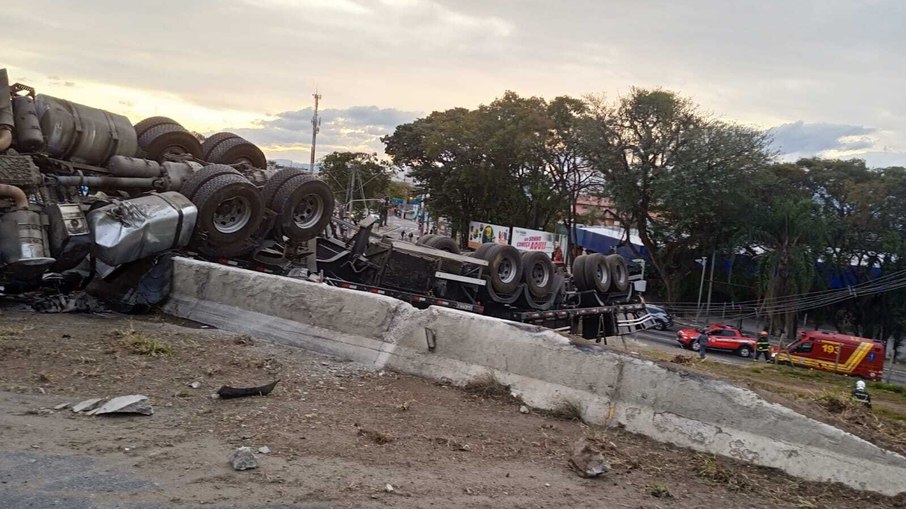 Carreta tombada na Dutra Carreta tombada na Dutra