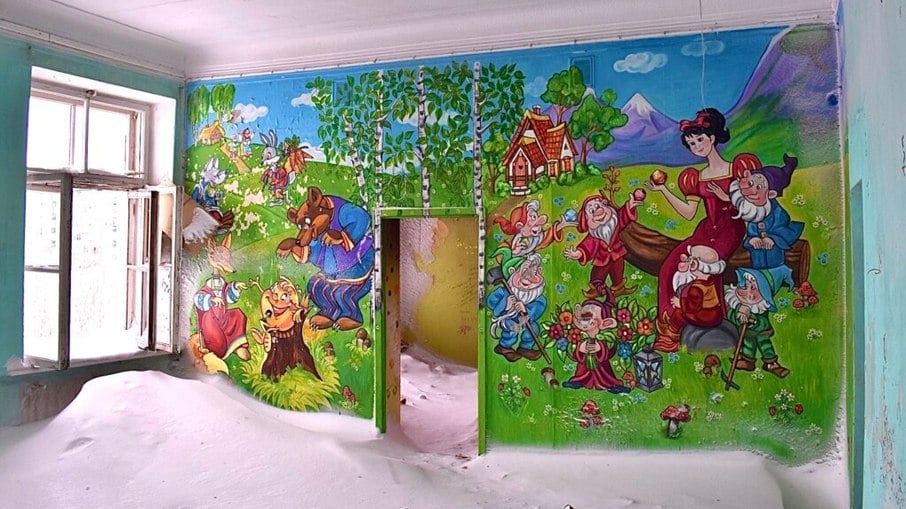 Escola abandonada em Vokurta Escola abandonada em Vokurta