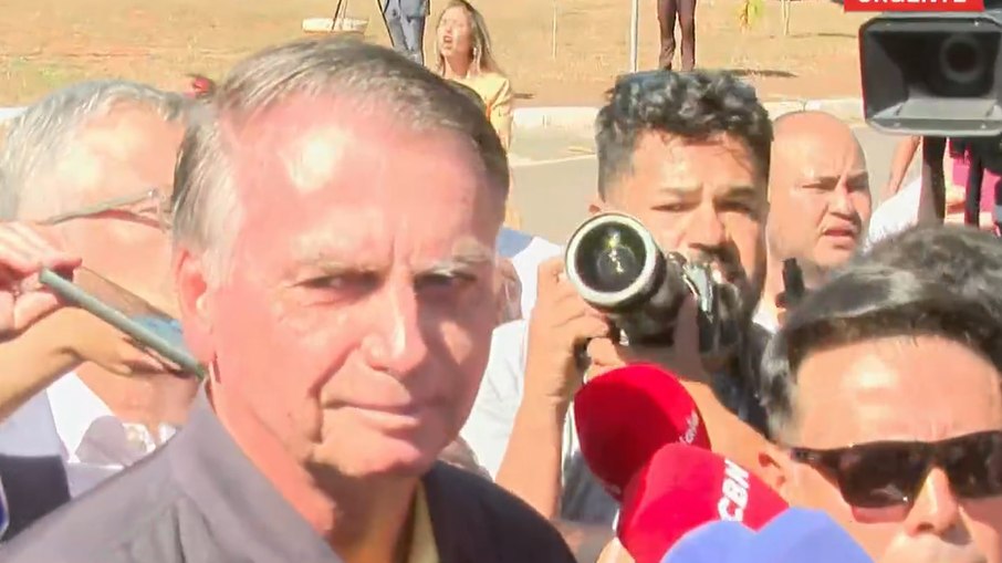 Bolsonaro em conversa com jornalistas após colocar a tornozeleira eletrônica