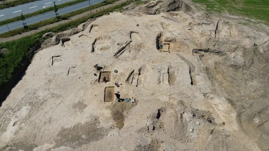 Uma foto aérea mostra arqueólogos trabalhando em um cemitério da Era Viking em Lisbjerg em 13 de junho de 2025. Uma foto aérea mostra arqueólogos trabalhando em um cemitério da Era Viking em Lisbjerg em 13 de junho de 2025.