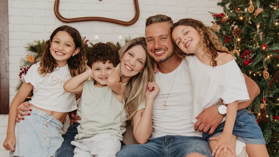 Tarsila Alanna com o marido e os três filhos Tarsila Alanna com o marido e os três filhos