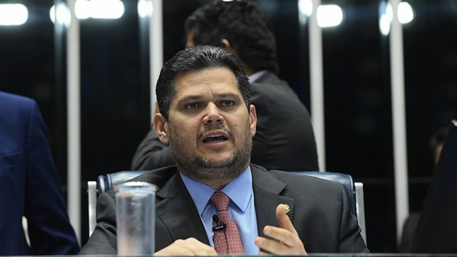 Alcolumbre alegou que o tema é polêmico, o quórum era baixo e havia apelos para adiar. Alcolumbre alegou que o tema é polêmico, o quórum era baixo e havia apelos para adiar.