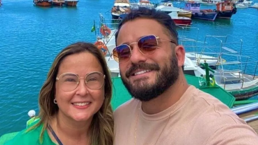 Soraya Tatiana Bonfim França, de 56 anos, com o filho Matteos, de 32