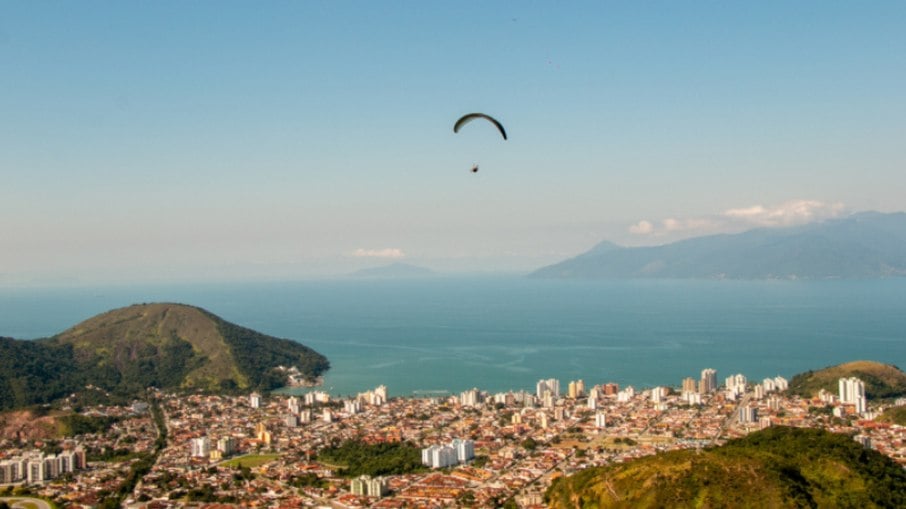 Voo de parapente no Morro Santo Antônio Voo de parapente no Morro Santo Antônio