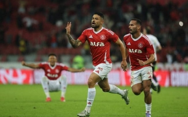 Inter conquista triunfo sobre o Vitória na reta final da partida, no Beira-Rio