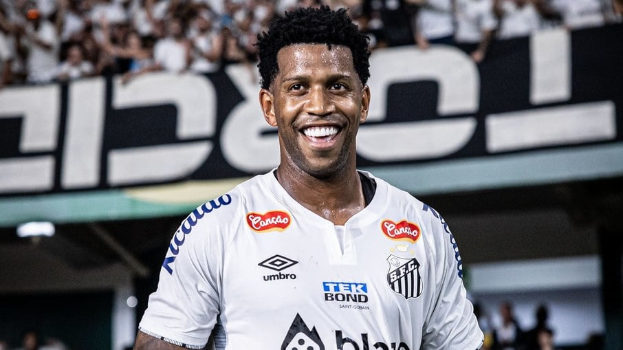 Gil chegou ao Santos após passagem pelo Corinthians Gil chegou ao Santos após passagem pelo Corinthians