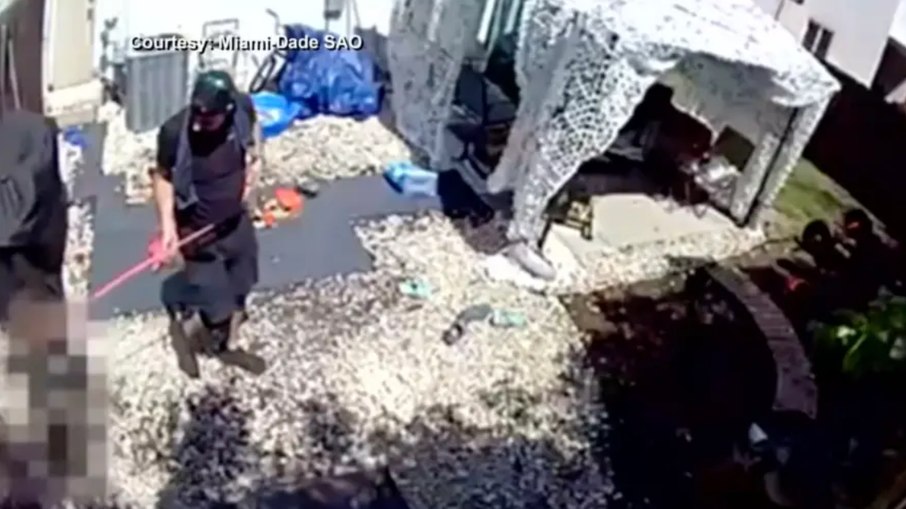 Veterano da Marinha é flagrado agredindo enteado de 6 anos Veterano da Marinha é flagrado agredindo enteado de 6 anos