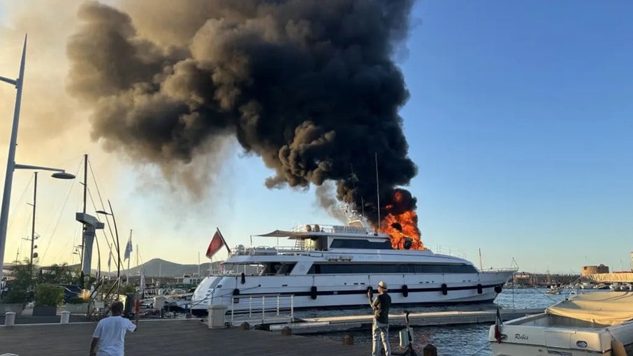 Fumaça preta saiu da embarcação de luxo Fumaça preta saiu da embarcação de luxo