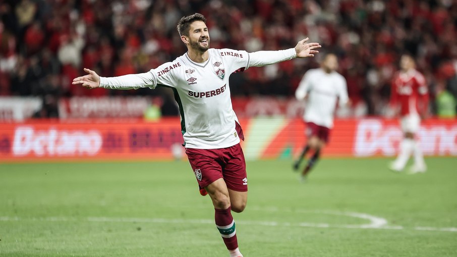 Everaldo comemora gol na vitória do Fluminense sobre o Internacional no Beira-Rio Everaldo comemora gol na vitória do Fluminense sobre o Internacional no Beira-Rio