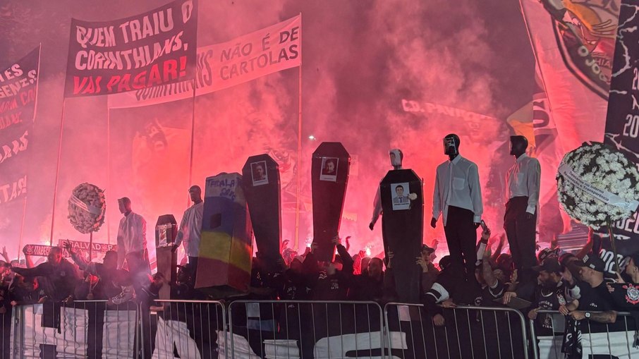 Torcida protesta com caixões de ex-presidentes do Corinthians Torcida protesta com caixões de ex-presidentes do Corinthians