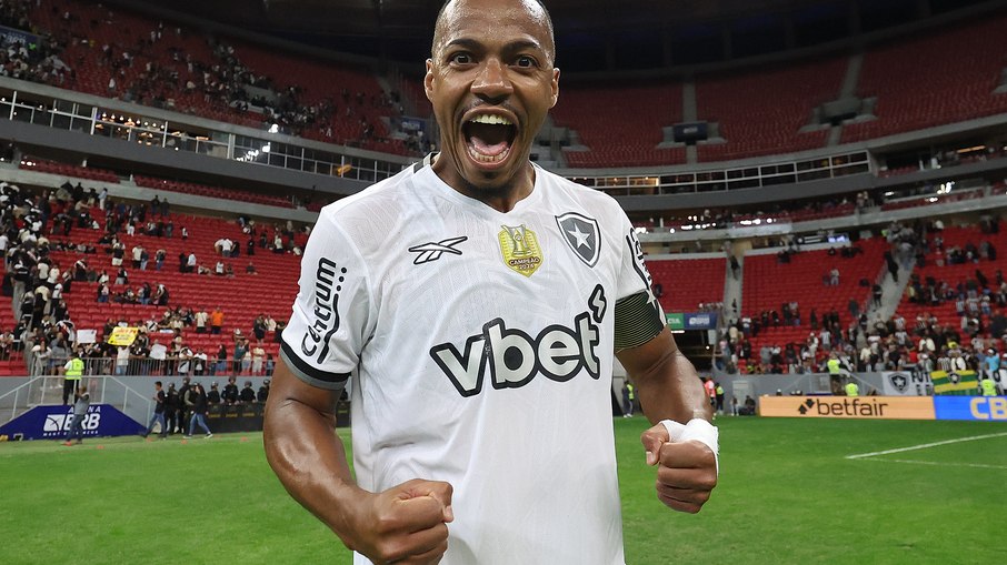 Capitão do Botafogo, Marlon Freitas comemora vitória sobre o Vasco no Brasileirão Capitão do Botafogo, Marlon Freitas comemora vitória sobre o Vasco no Brasileirão