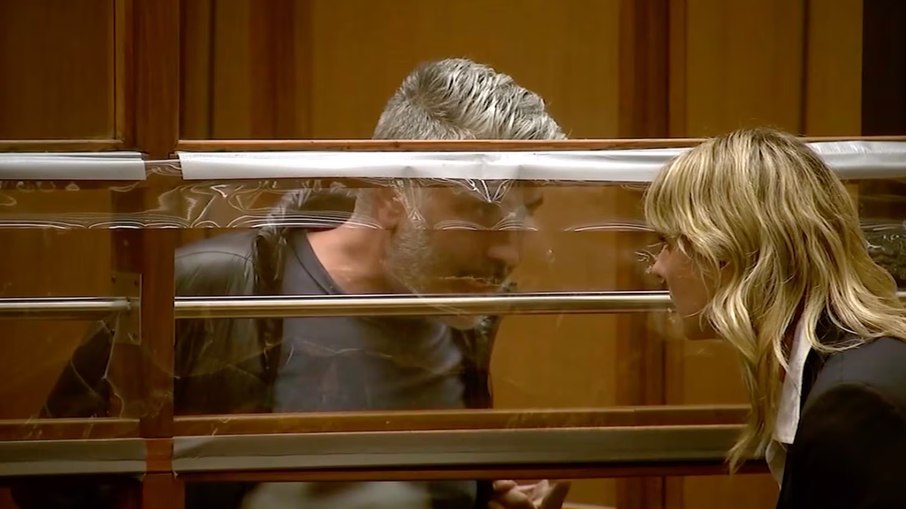 Steve Farzam foi acusado de se passar por bombeiro depois que a polícia encontrou um caminhão em sua casa