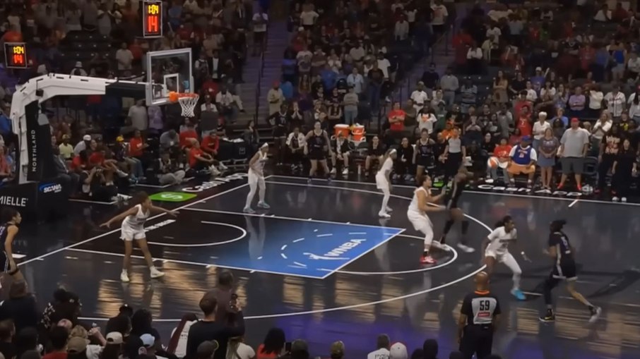 Torcida arremessa brinquedo erótico em quadra de basquete nos EUA