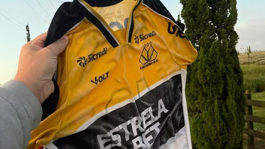Camisa do Criciúma amanhece congelada em Santa Catarina